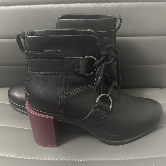 Sorel Margo Low Lace Ankle Boot Size 8.5 Red Heel - Picture 2 of 10